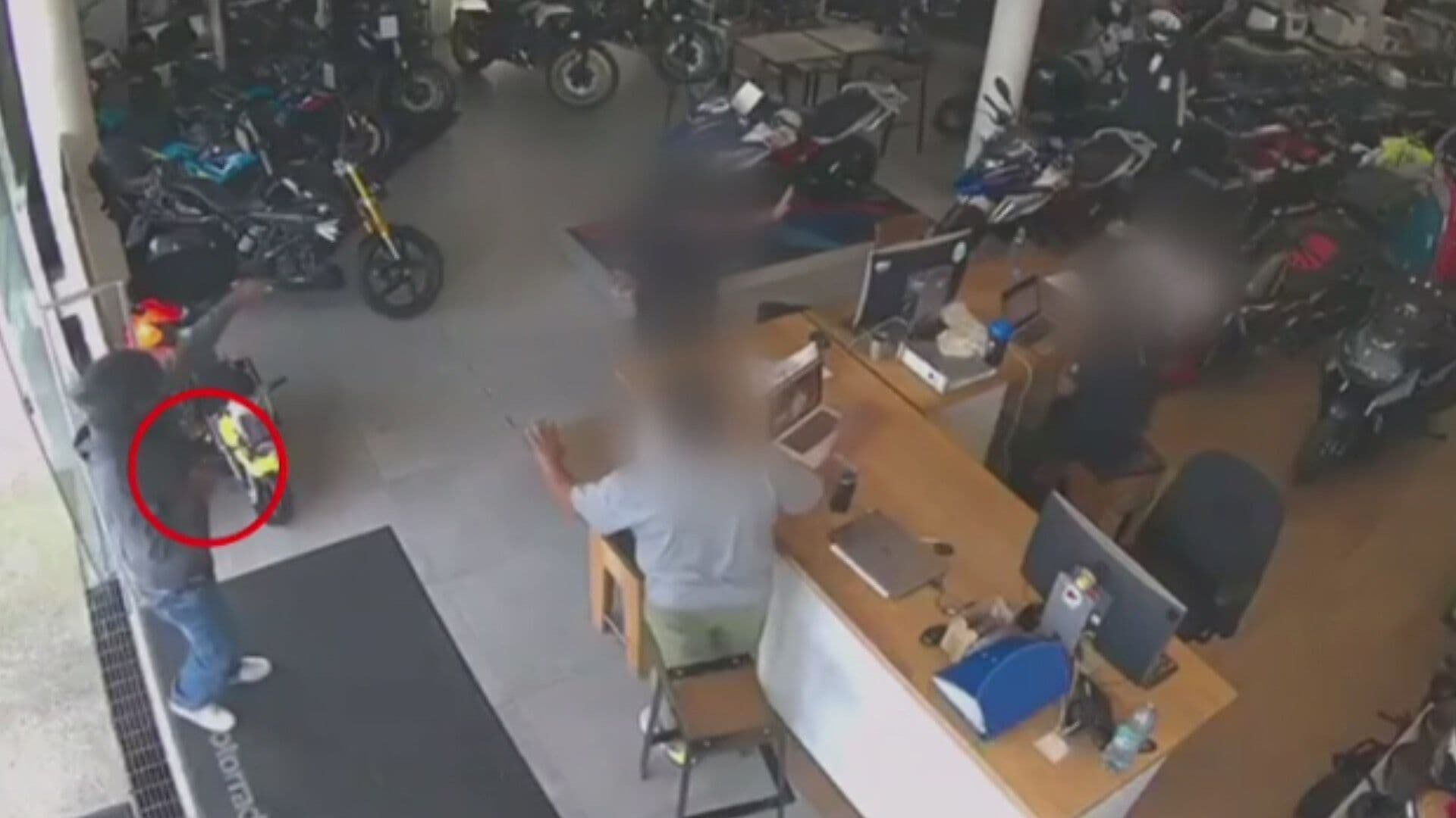 VIDEO: Violento Asalto en Agencia de Motocicletas en Cuernavaca, Morelos
