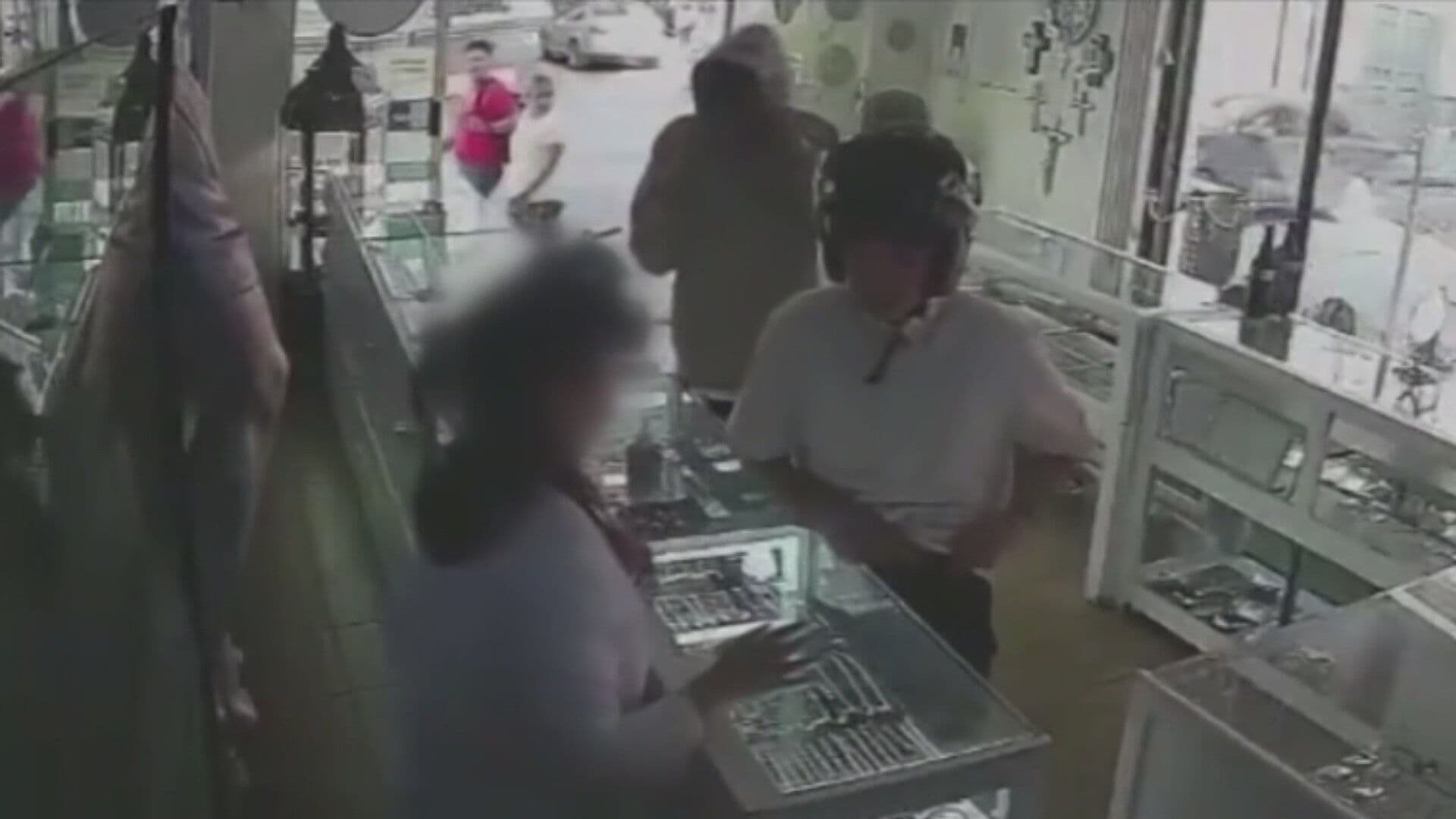 VIDEO: Ladrones se Hacen Pasar por Clientes para Robar Joyería en SLP