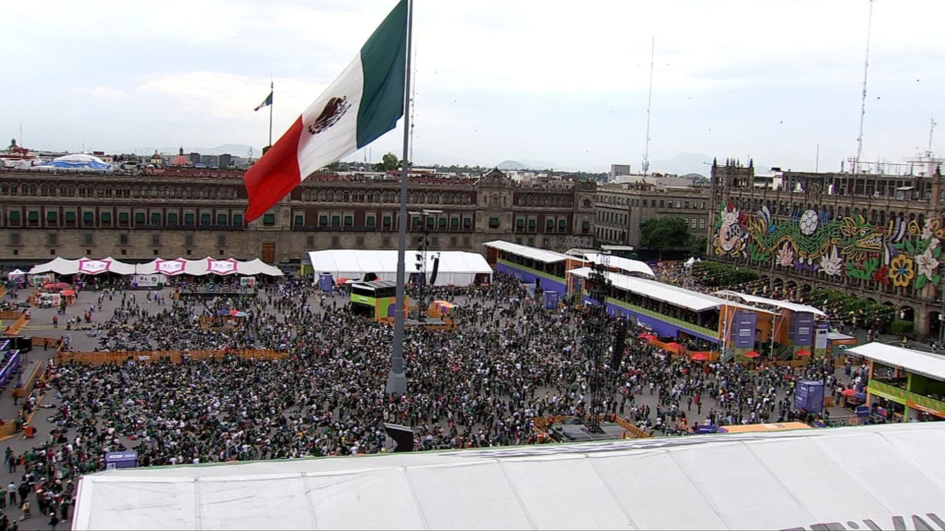 Desde el Aire: El Zócalo Ya Está al 50% de su Capacidad a Horas del México vs Chequia
