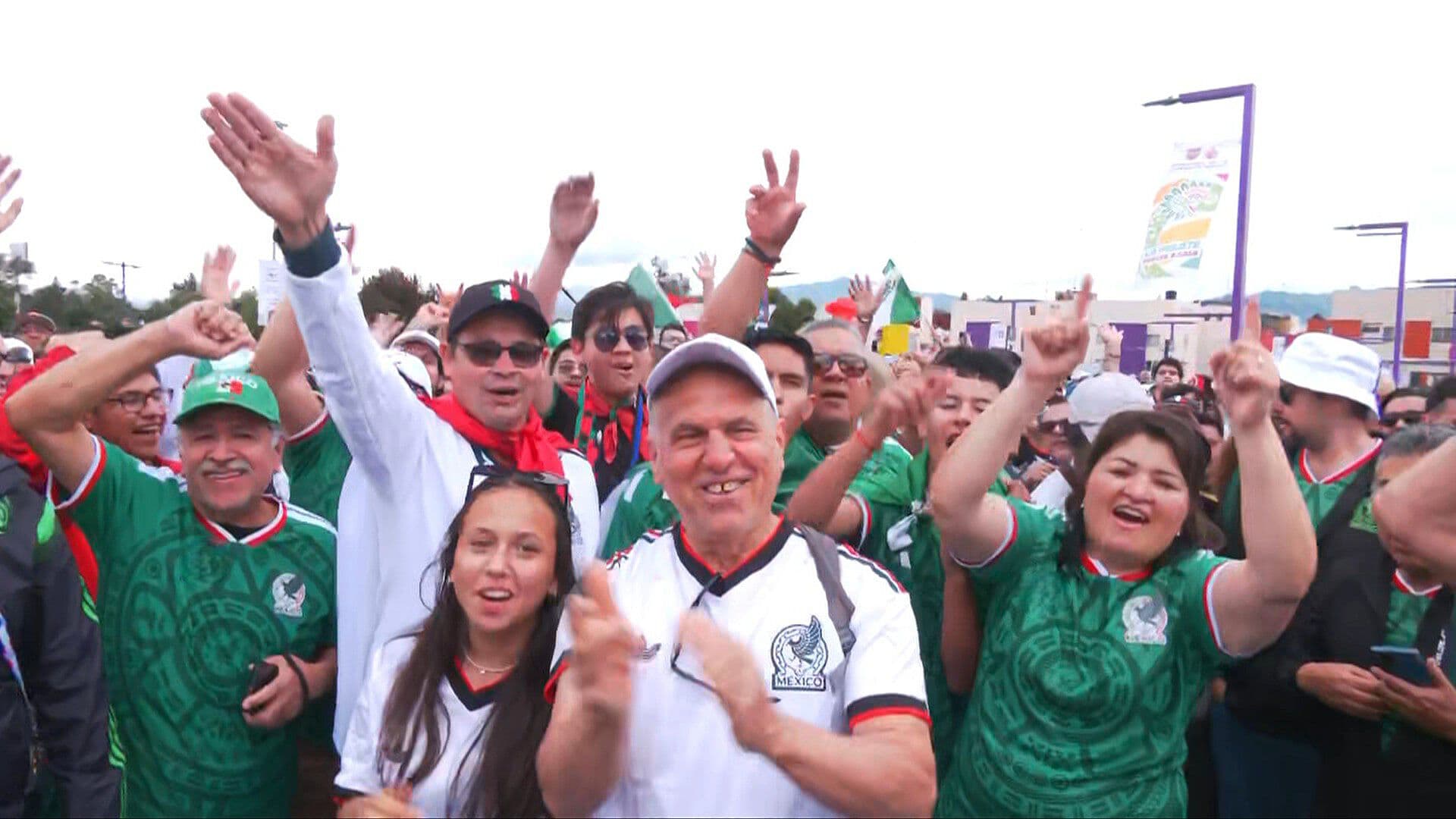 Así se Vive el Ambiente de los Aficionados Afuera del Estadio Estadio Sede CDMX