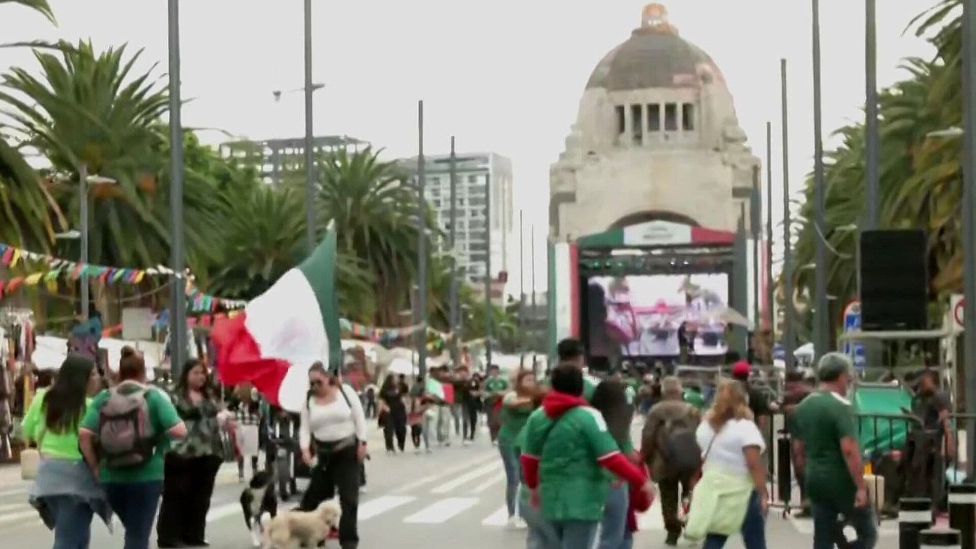Así se Reúne Afición en el Monumento a la Revolución por Partido México vs Chequia