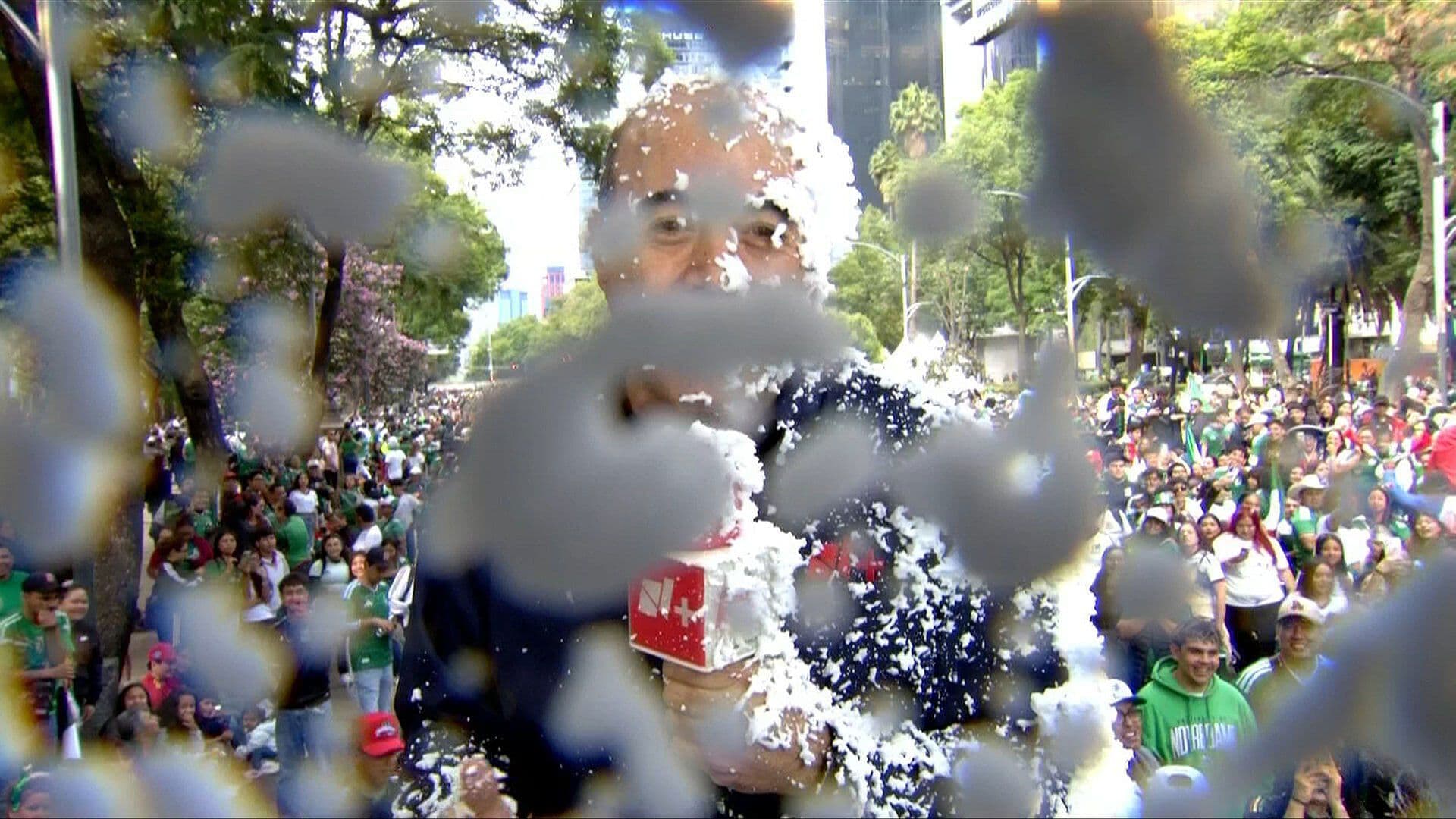 VIDEO: "Bañan" de Espuma a Reportero de N+ Durante Festejos en el Ángel por el Mundial 2026