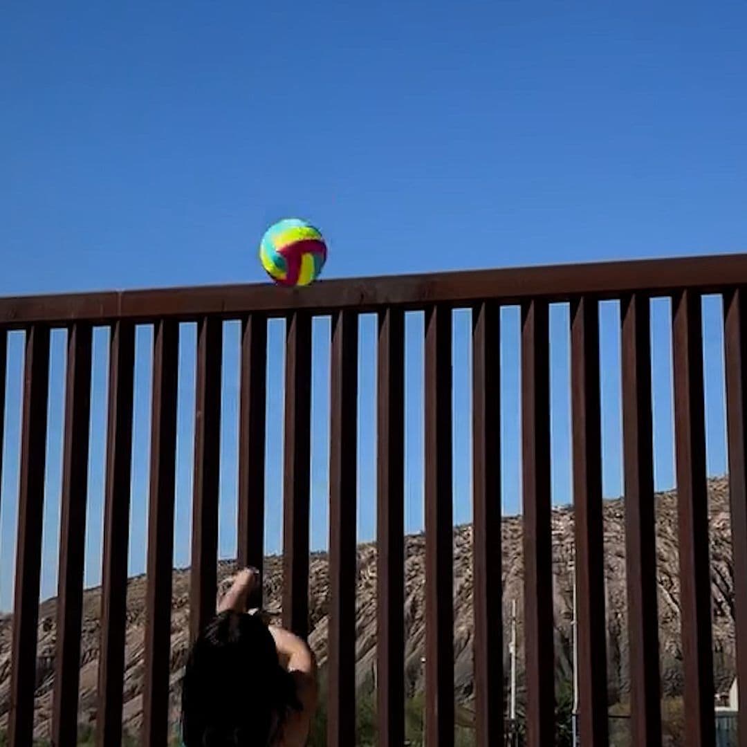 Partido de Voleibol en la Frontera entre México y EE. UU.