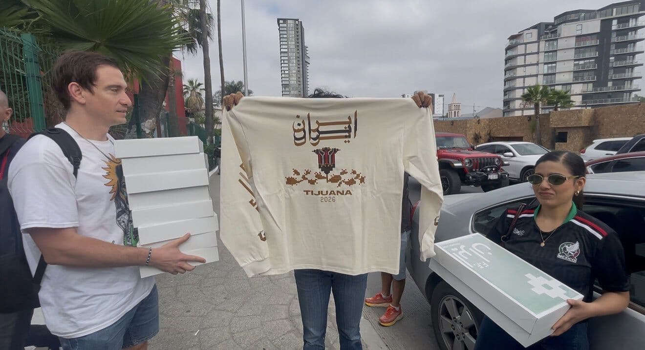Artista Iraní Entrega Camisetas Inspiradas en México e Irán en Tijuana