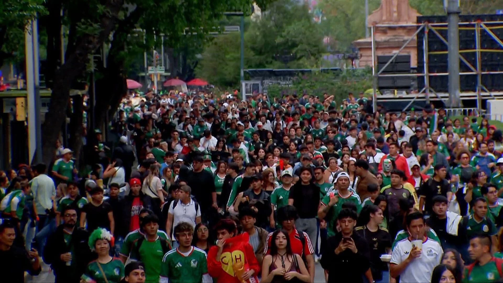 La Ola Verde Toma el Cruce de Reforma e Insurgentes Previo al México vs Chequia