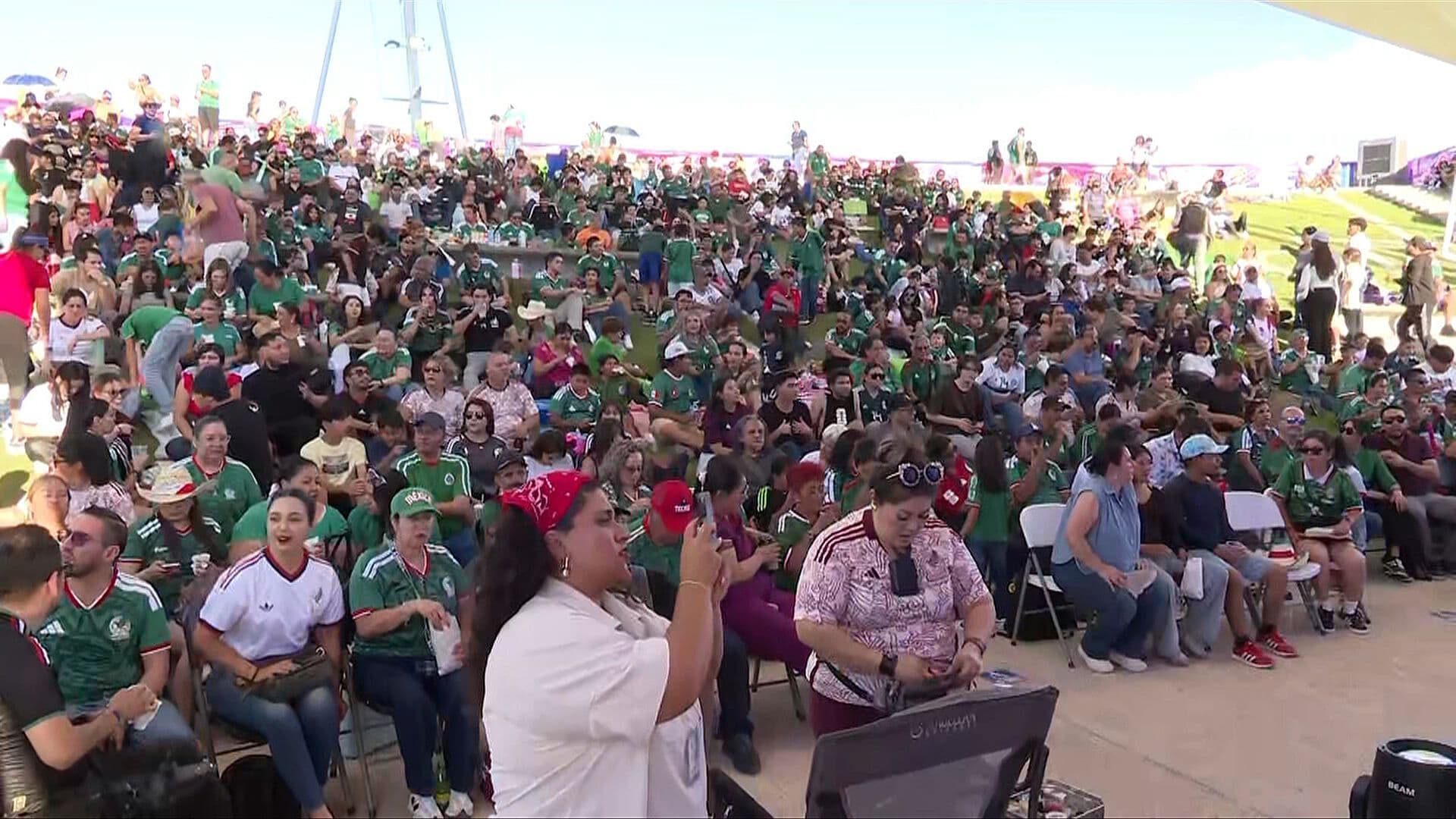 Cientos de Personas Desafían Calor de 41 Grados en Juárez para Ver el México vs Chequia