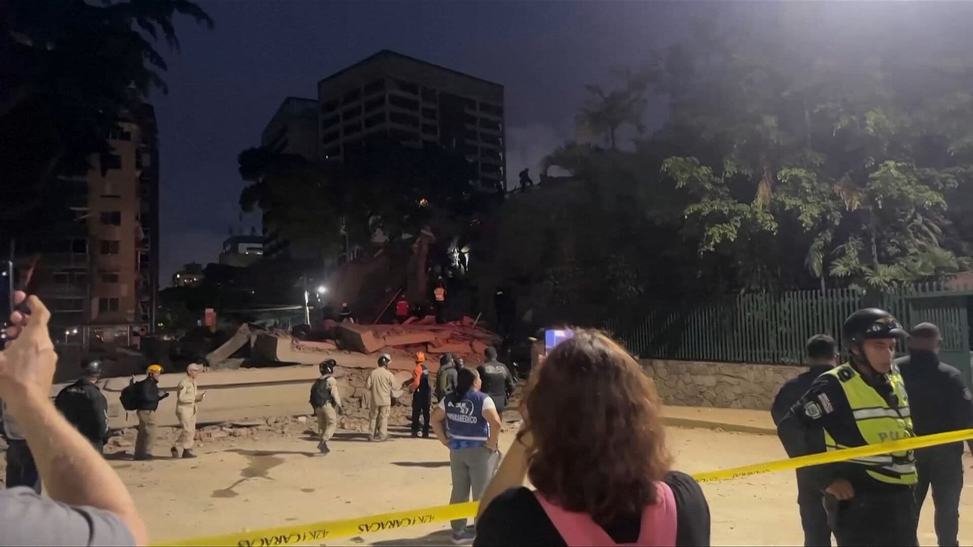 Dos Potentes Sismos Sacuden Venezuela; Reportan Edificios Colapsados en Caracas