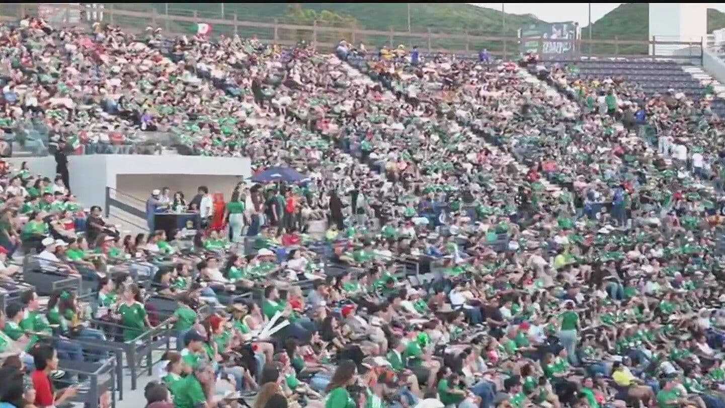 Acuden Aficionados a Parque del Agua en Guadalupe a Ver Partido