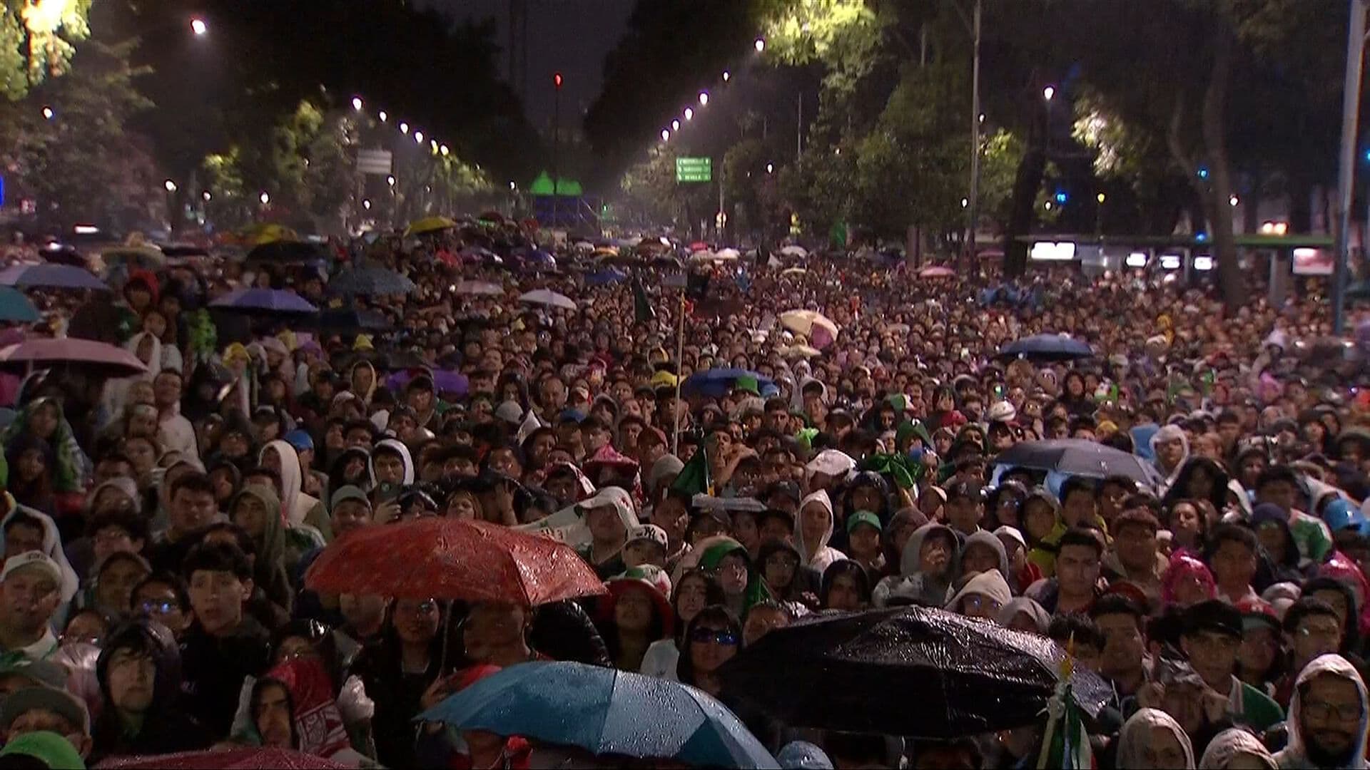 Ni la Lluvia los Detiene: Miles Siguen la Fiesta del México vs Chequia en CDMX