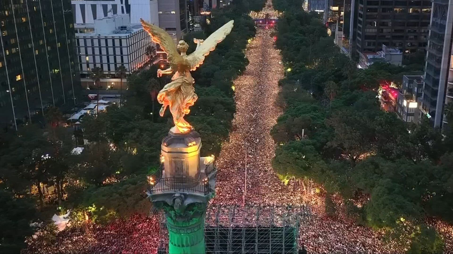 Así Disfruta Ola Verde el México vs Chequia en el Ángel de la Independencia