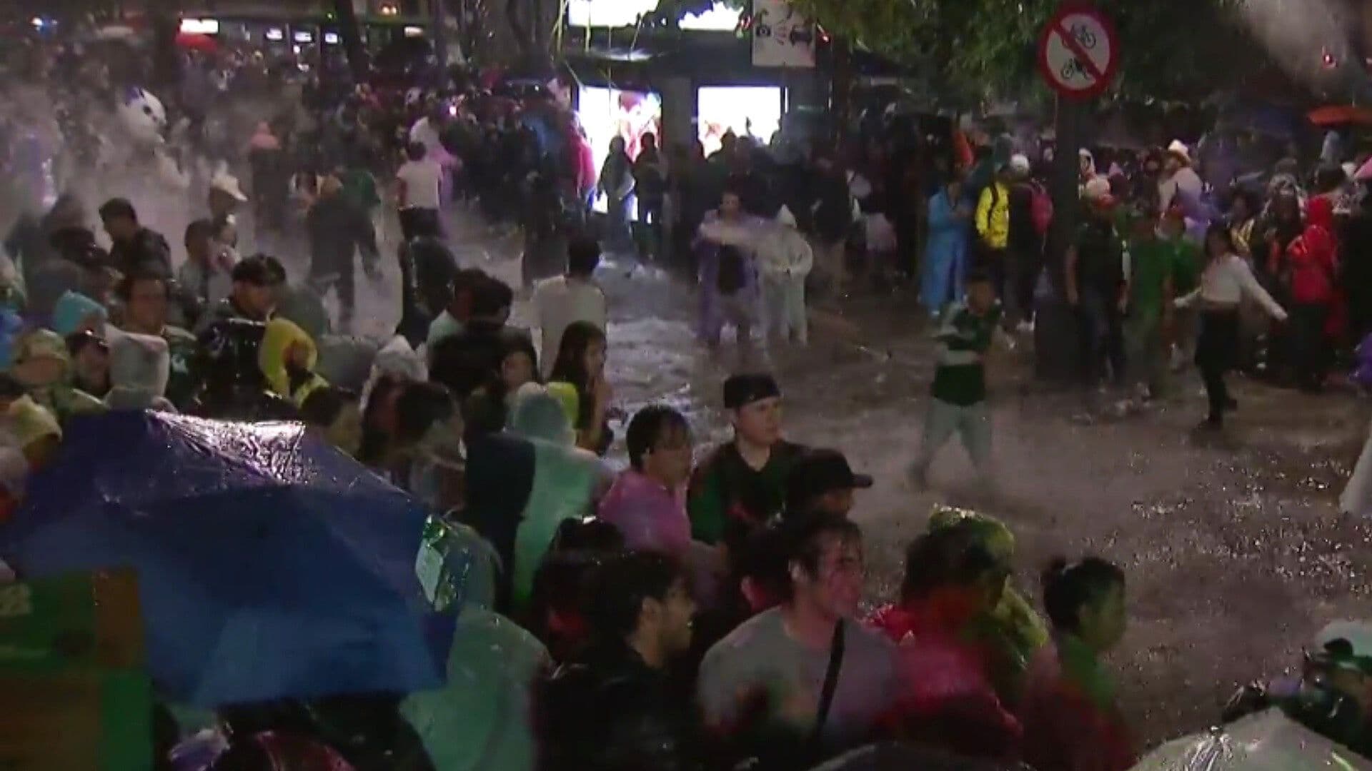 Así se Baña Afición de la Selección En Inundación en El Ángel tras México vs Chequia