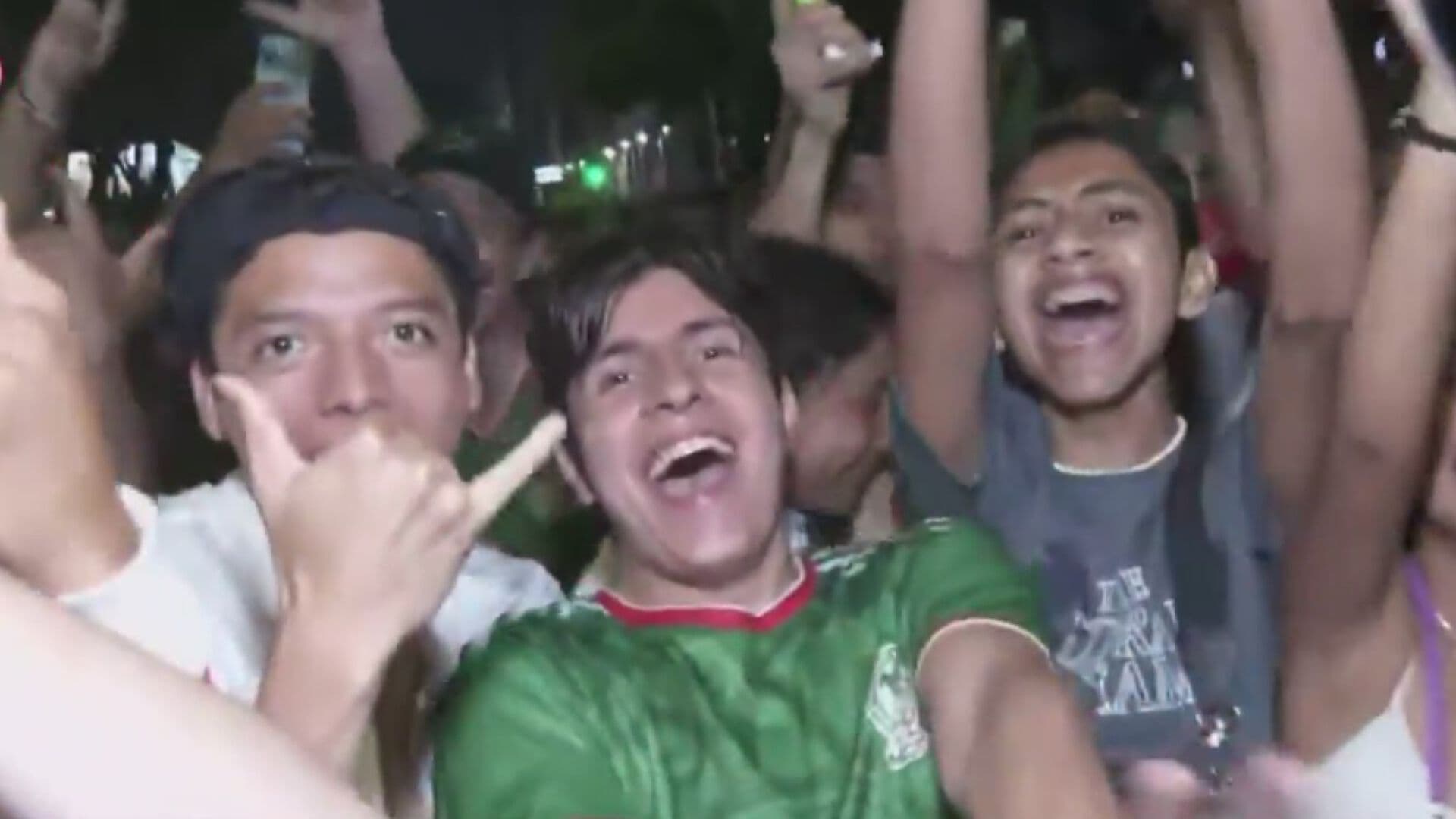 Mexicanos y Extranjeros Festejan en el Centro de Guadalajara el Triunfo de la Selección