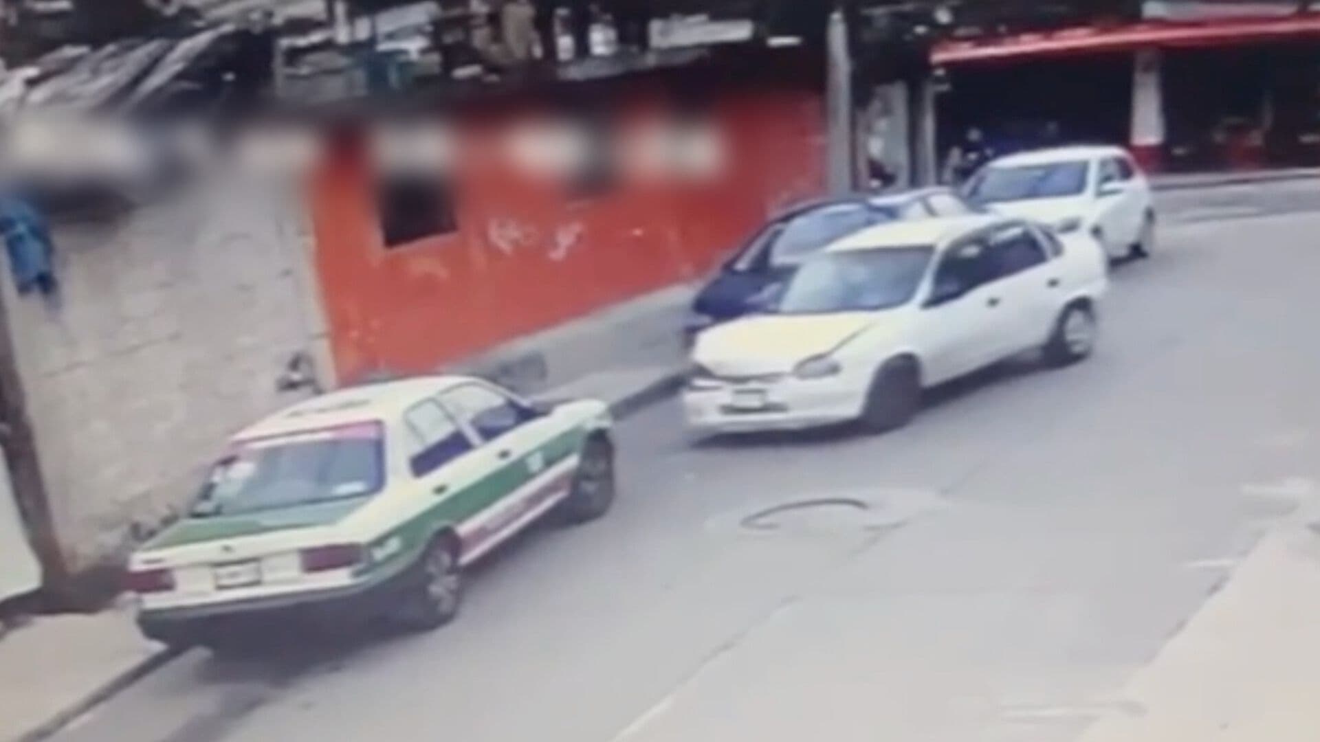 Video Conductor Choca Vehículos Estacionados y Escapa Ocurrió en Xalapa Veracruz