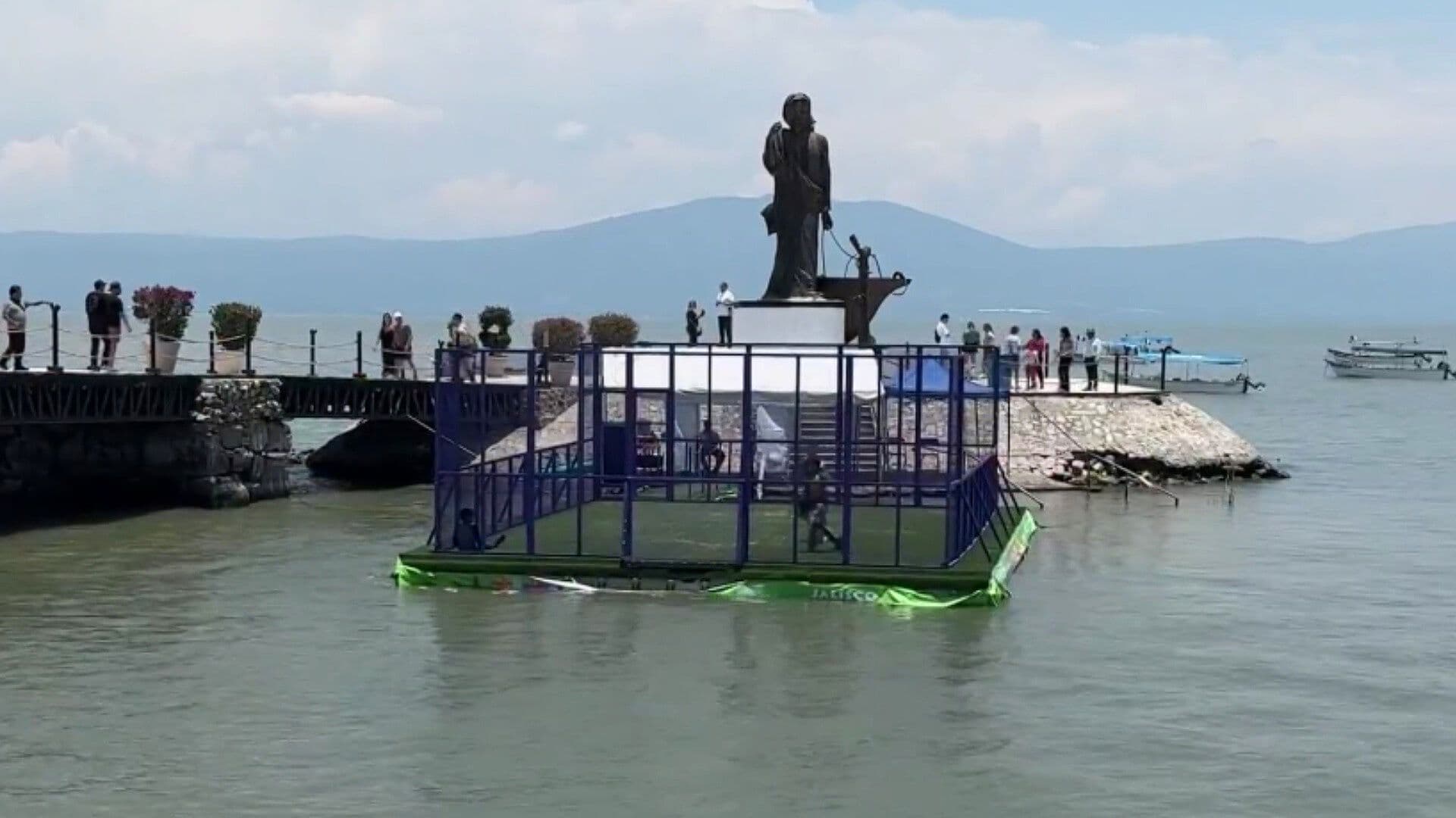 Cancha Flotante en el Lago de Chapala Se Convierte en la Gran Atracción del Malecón