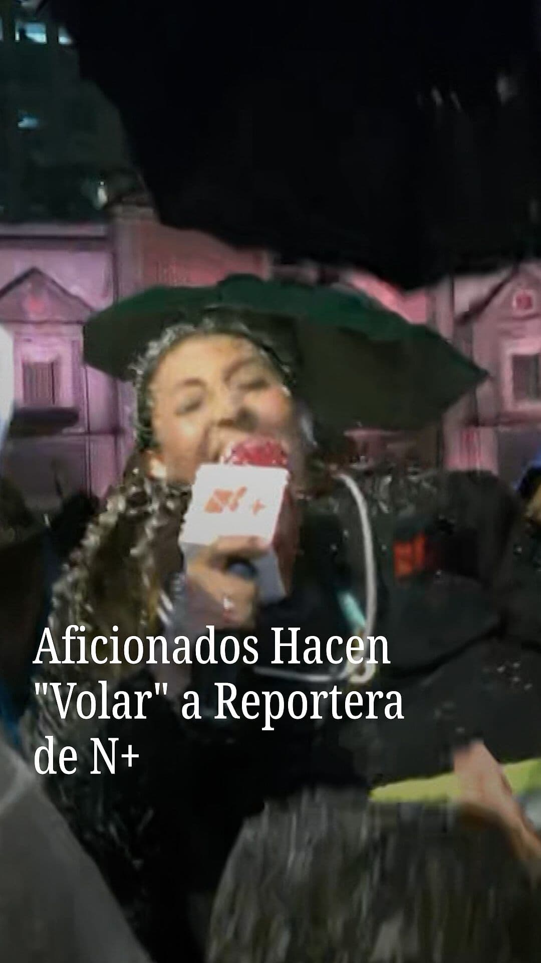 Aficionados Hacen Volar a Reportera de N+
