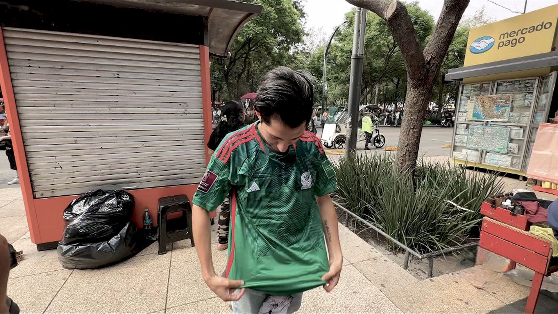 Mexicanos en las Calles Apoyan a la Selección Mexicana Portando la Playera Verde