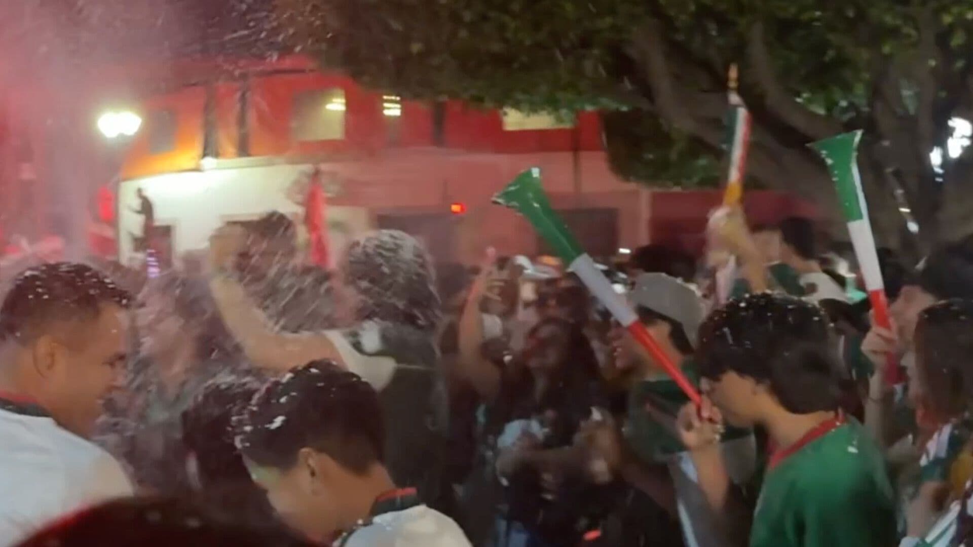 Festejan Leoneses Triunfo de la Selección en el Arco de la Calzada de León, Guanajuato