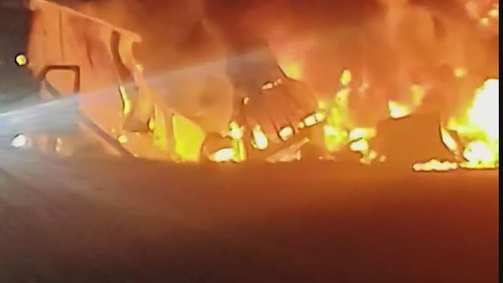 Chocan Tráileres y se Incendian en Vallecillo: Hay Dos Heridos