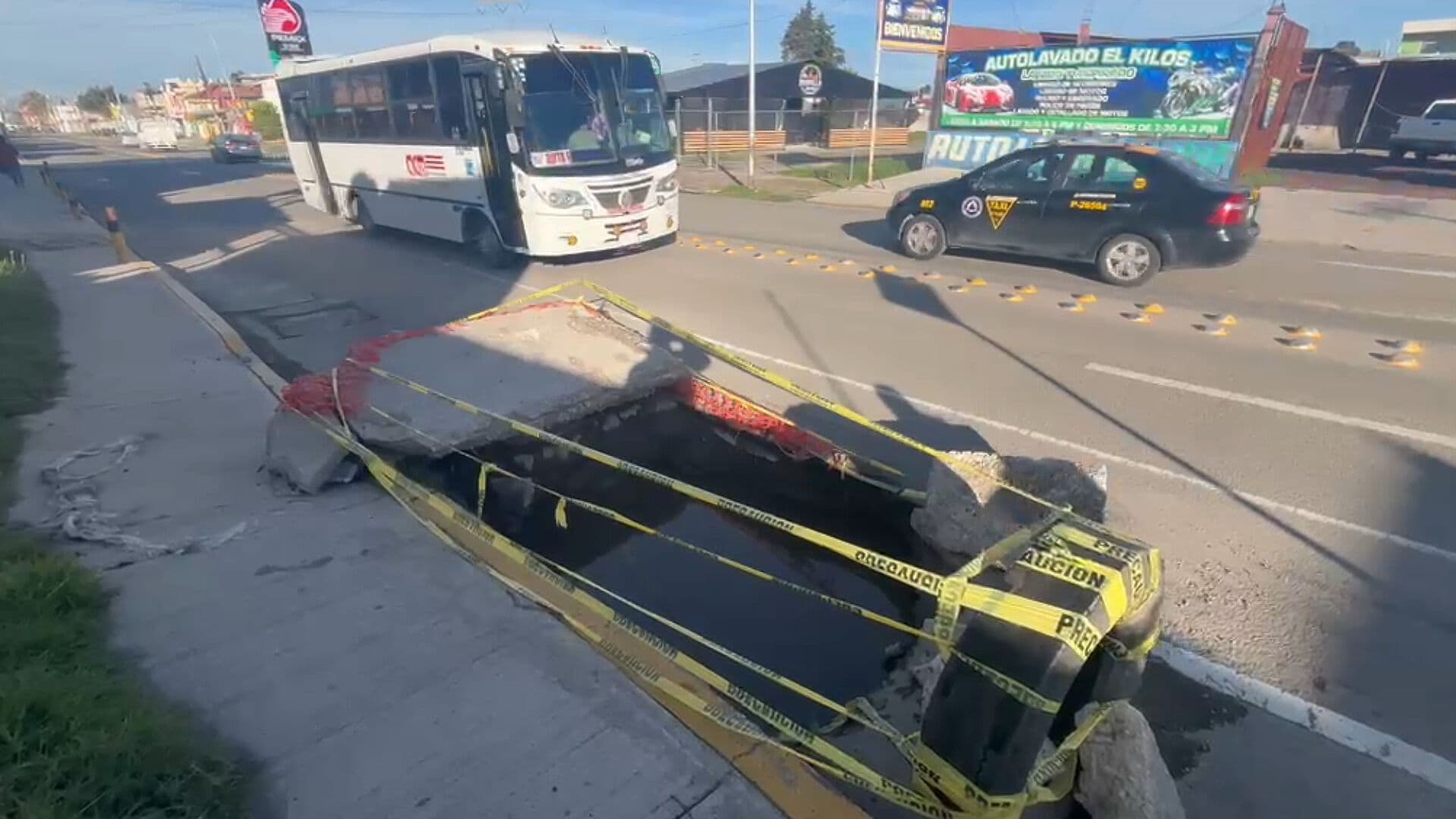 Enorme Socavón en Bulevar Xonacatepec en Jardines de San José en Puebla