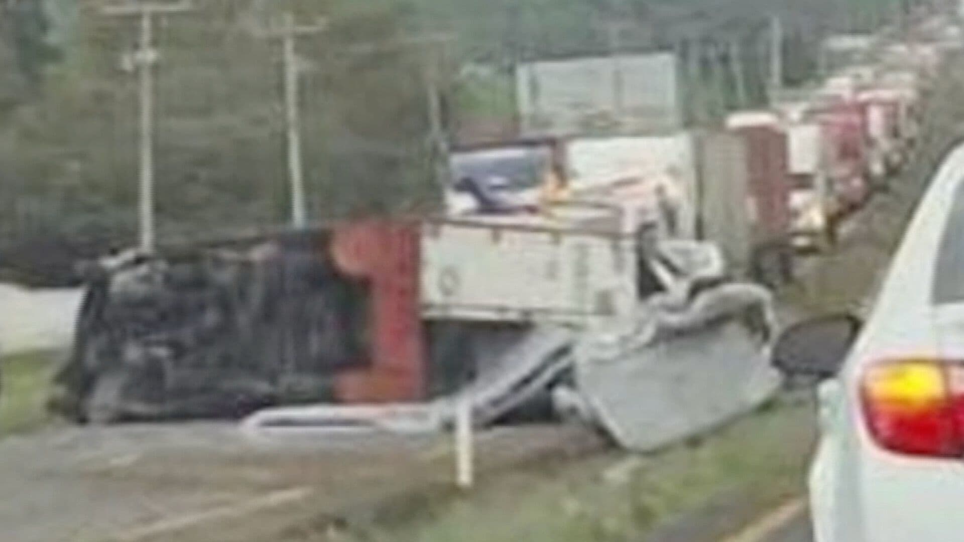 Volcadura de un Tráiler Causa el Cierre de la Carretera Irapuato - Abasolo en Guanajuato