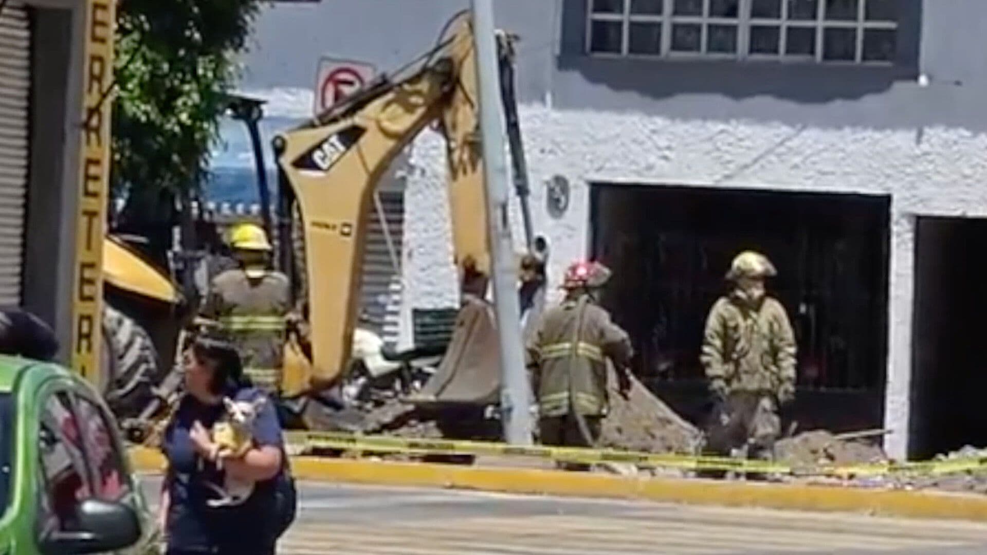 Máquina Excavadora Perfora Tubería de Gas Natural en el Barrio de La Salud en Irapuato, Guanajuato