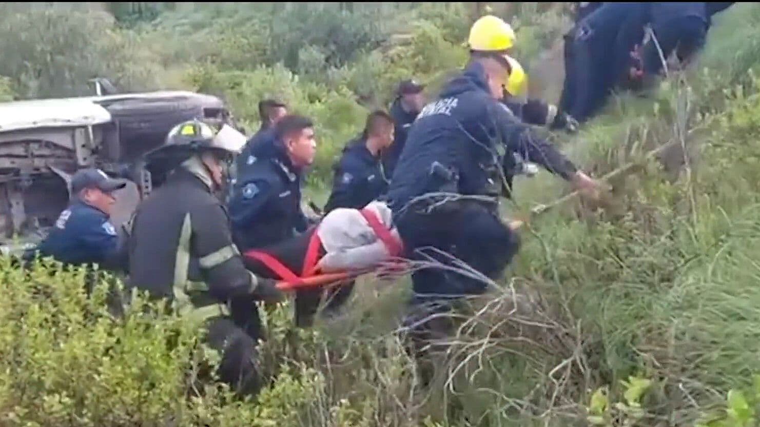 Ambulancia de Protección Civil Cae a Barranco en la Pachuca–Real del Monte; Hay Lesionados