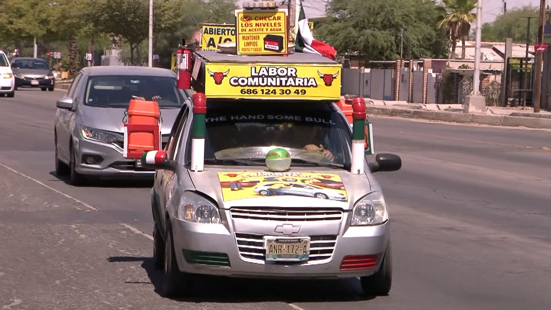 Ciudadano Recorre Mexicali para Auxiliar Gratis a Conductores Varados por el Calor