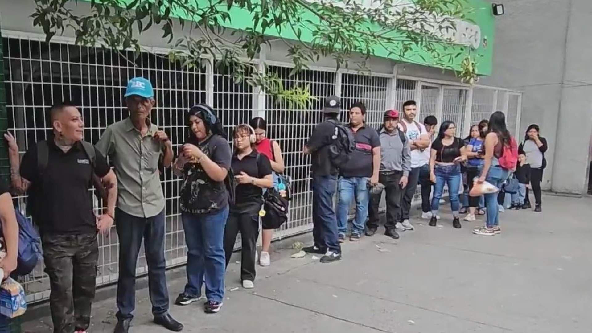 Sufren Usuarios por Saturación de Unidades y Tarifas Caras en Av. Simón Bolivar en Monterrey