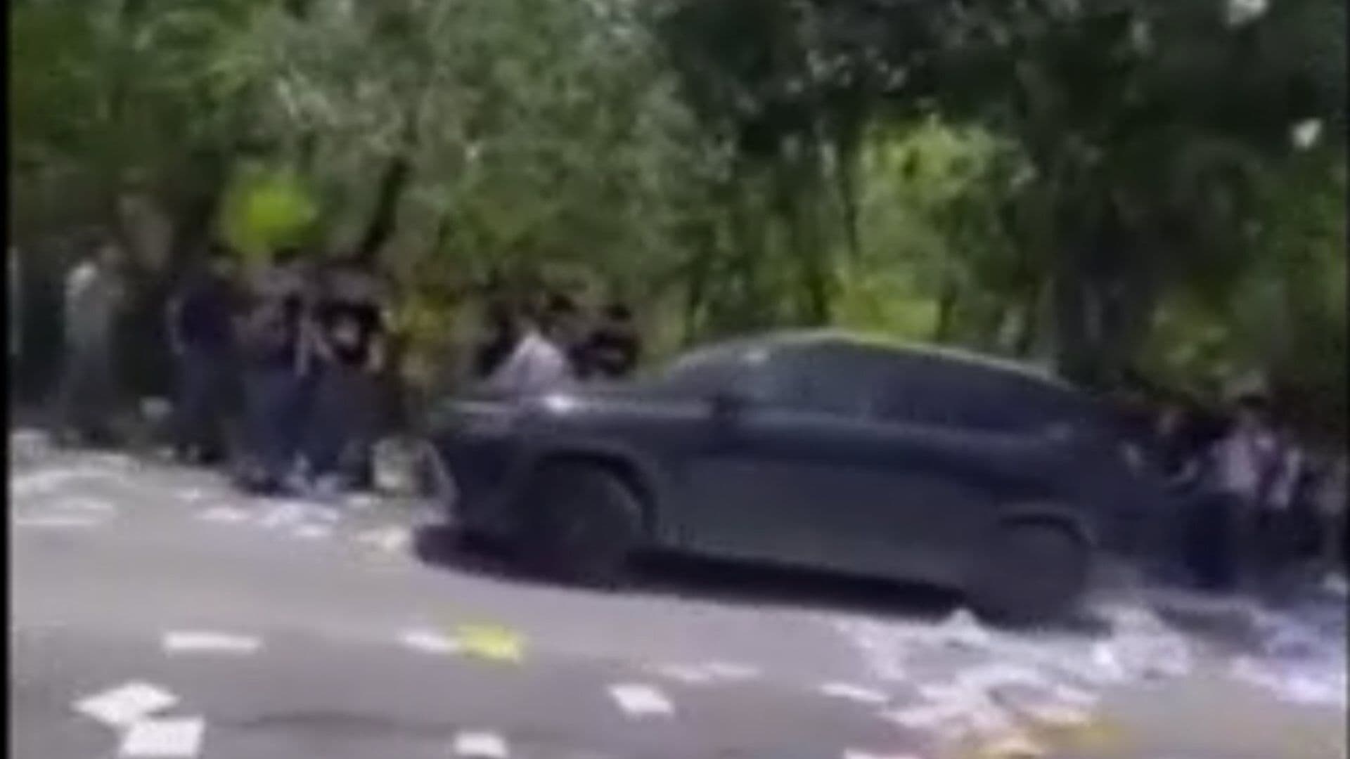 VIDEO: Automovilista Intenta Arrollar a Alumnos de Secundaria 10 tras Celebración en Apodaca, NL