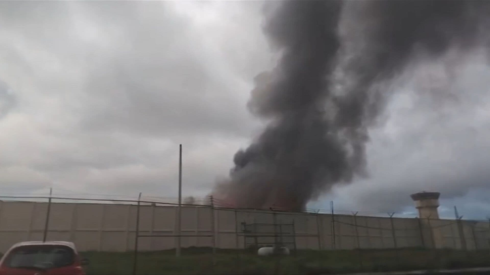 VIDEO: Rayo Provoca Incendio Dentro del Penal de Apizaco en Tlaxcala