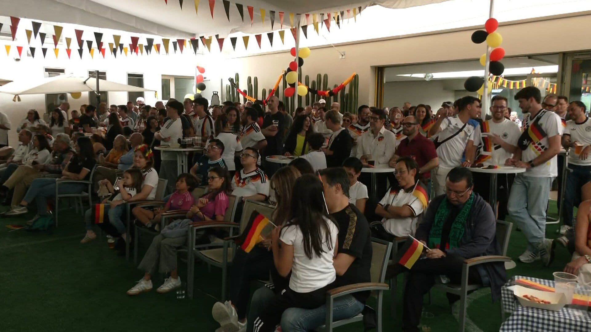 Aficionados Alemanes Disfrutan Partido de su Selección en Embajada, CDMX