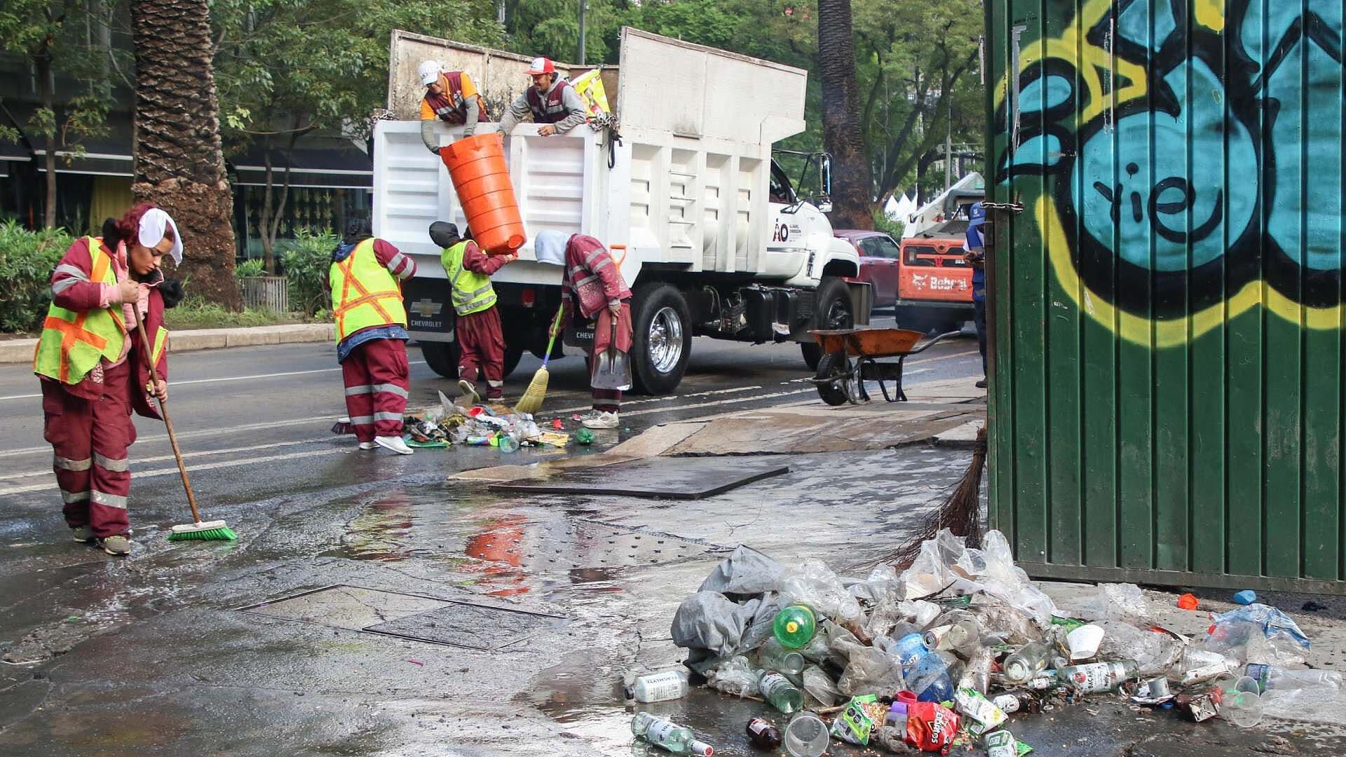 Recogen Nuevas Toneladas de Basura por Festejos en el Ángel de la Independencia