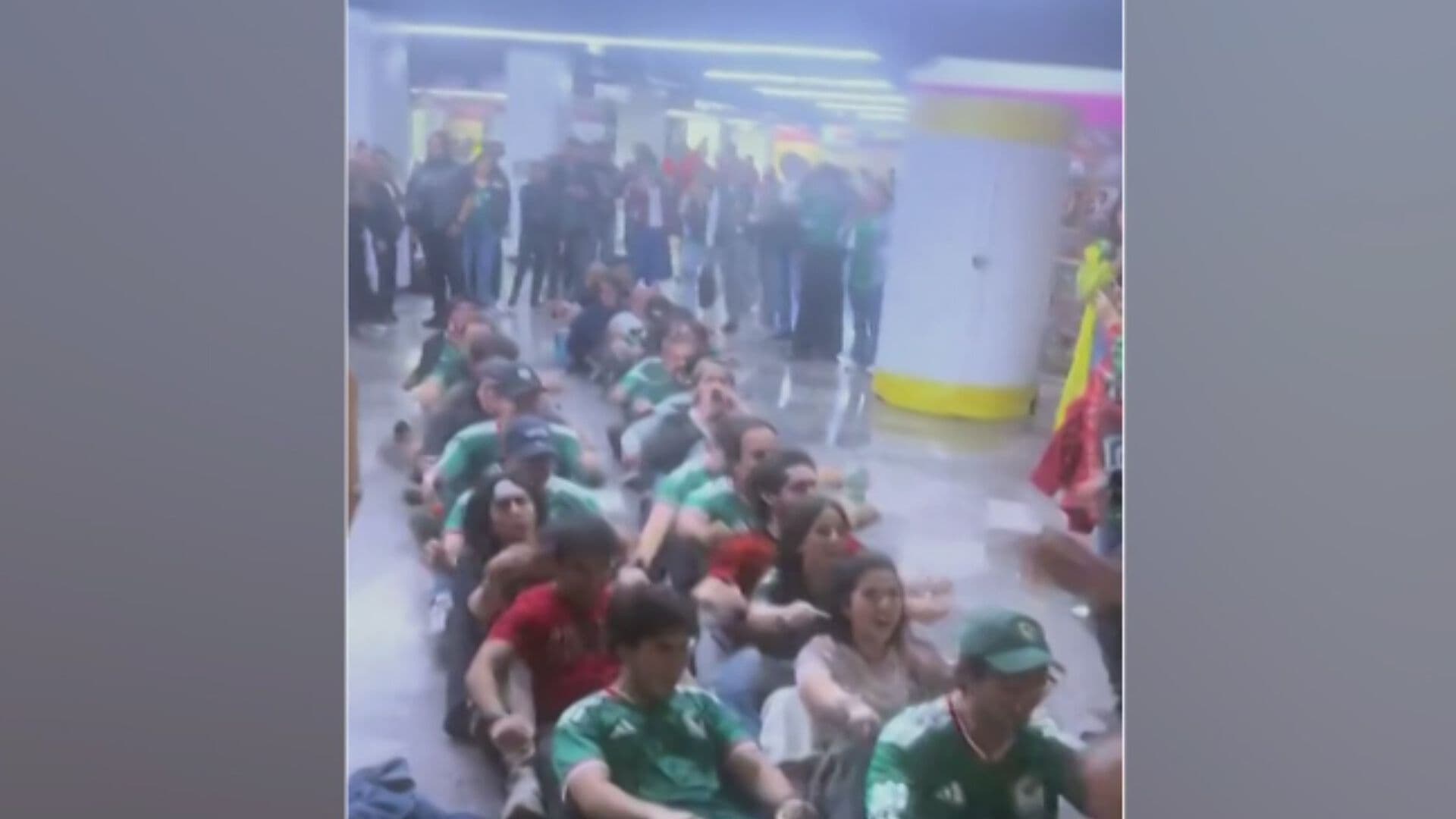 Aficionados Mexicanos Festejaron Haciendo el Remo Vikingo en Metro de la CDMX