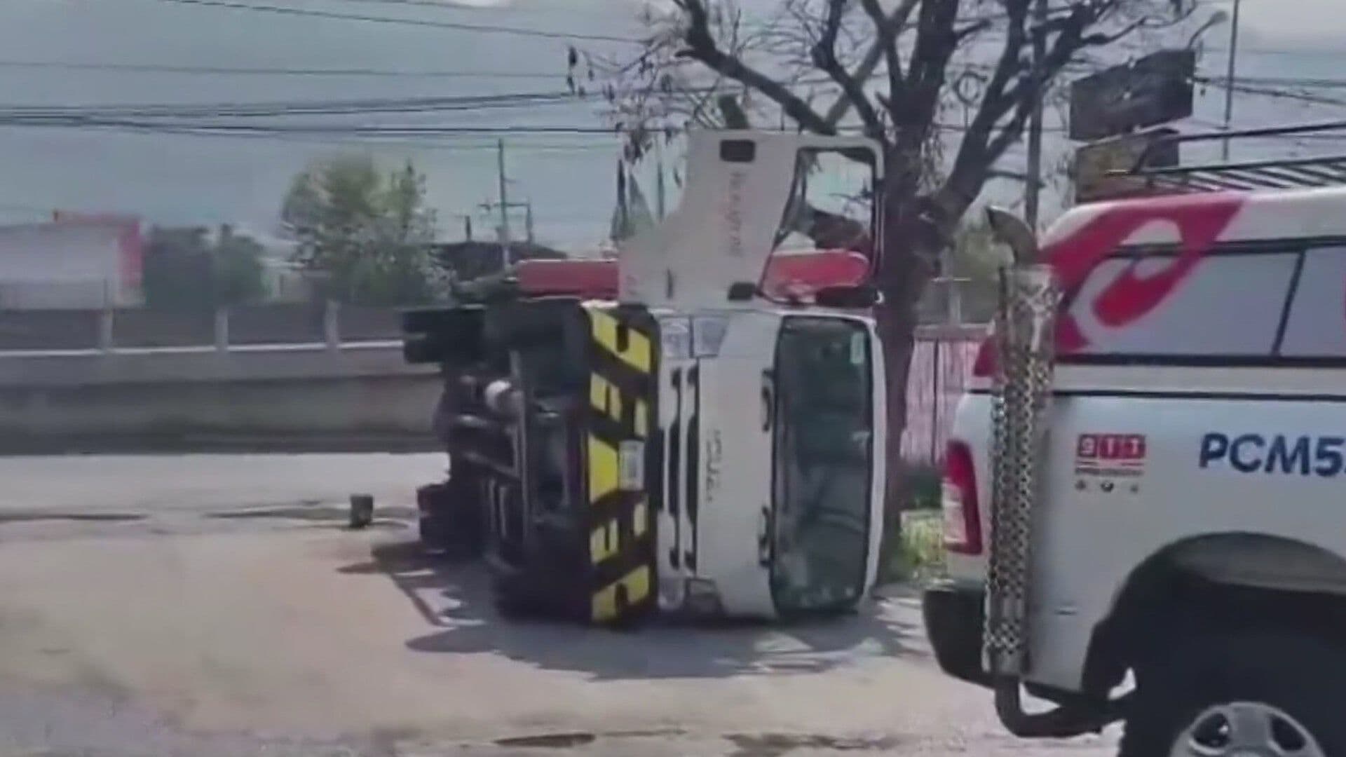 Vuelca Camión Repartidor de Agua Purificada en Carretera Nacional en Monterrey