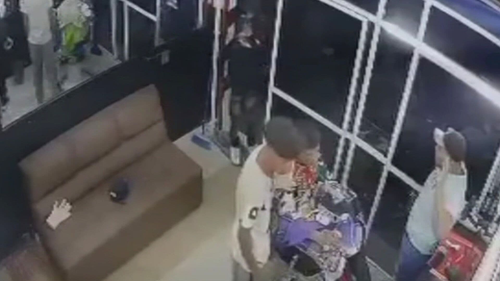 VIDEO: Ladrón Dispara en Barbería de Ecatepec y Amaga a Clientes