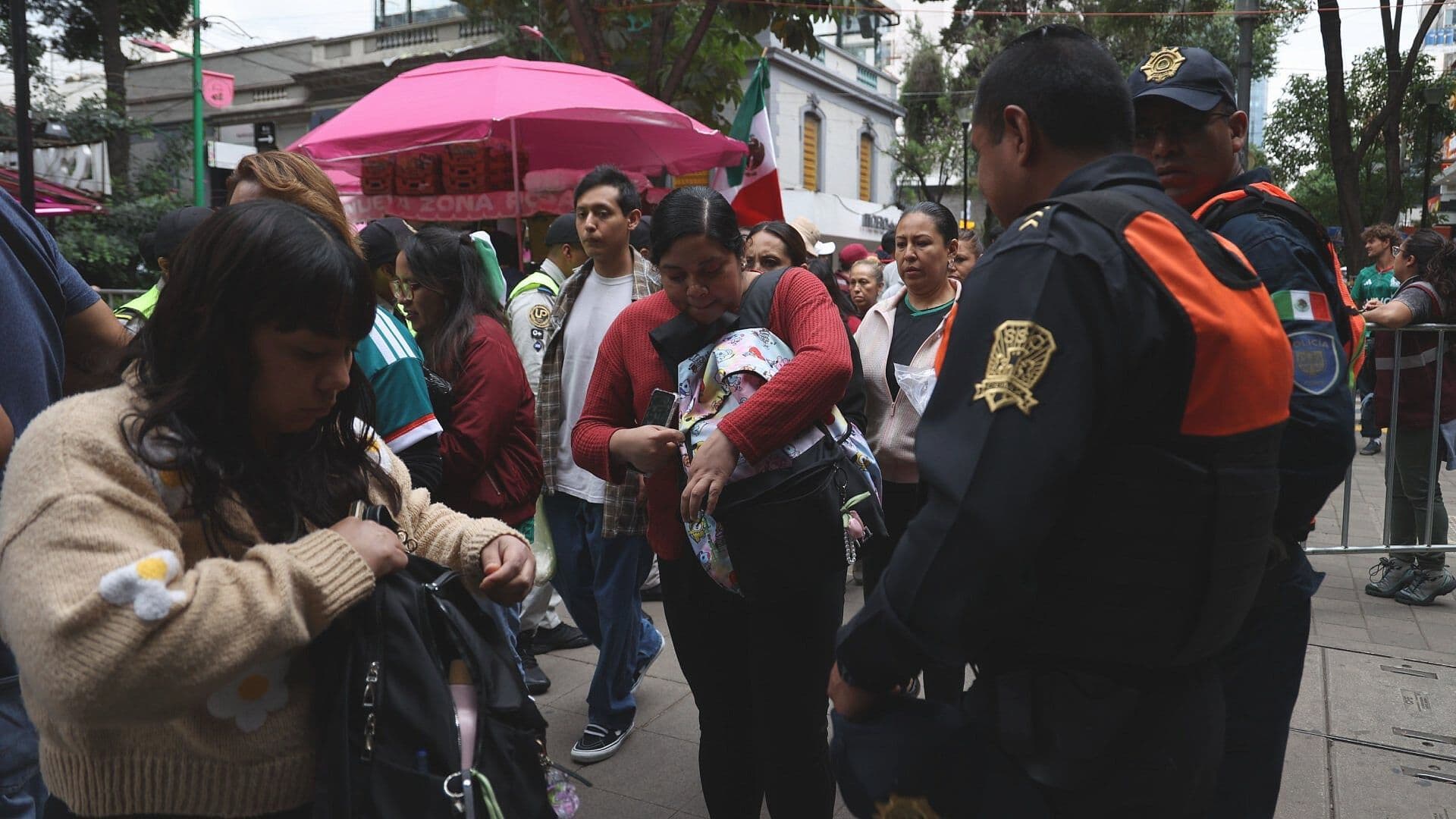 Policías CDMX Combinan Orden con la Alegría por Triunfo de México