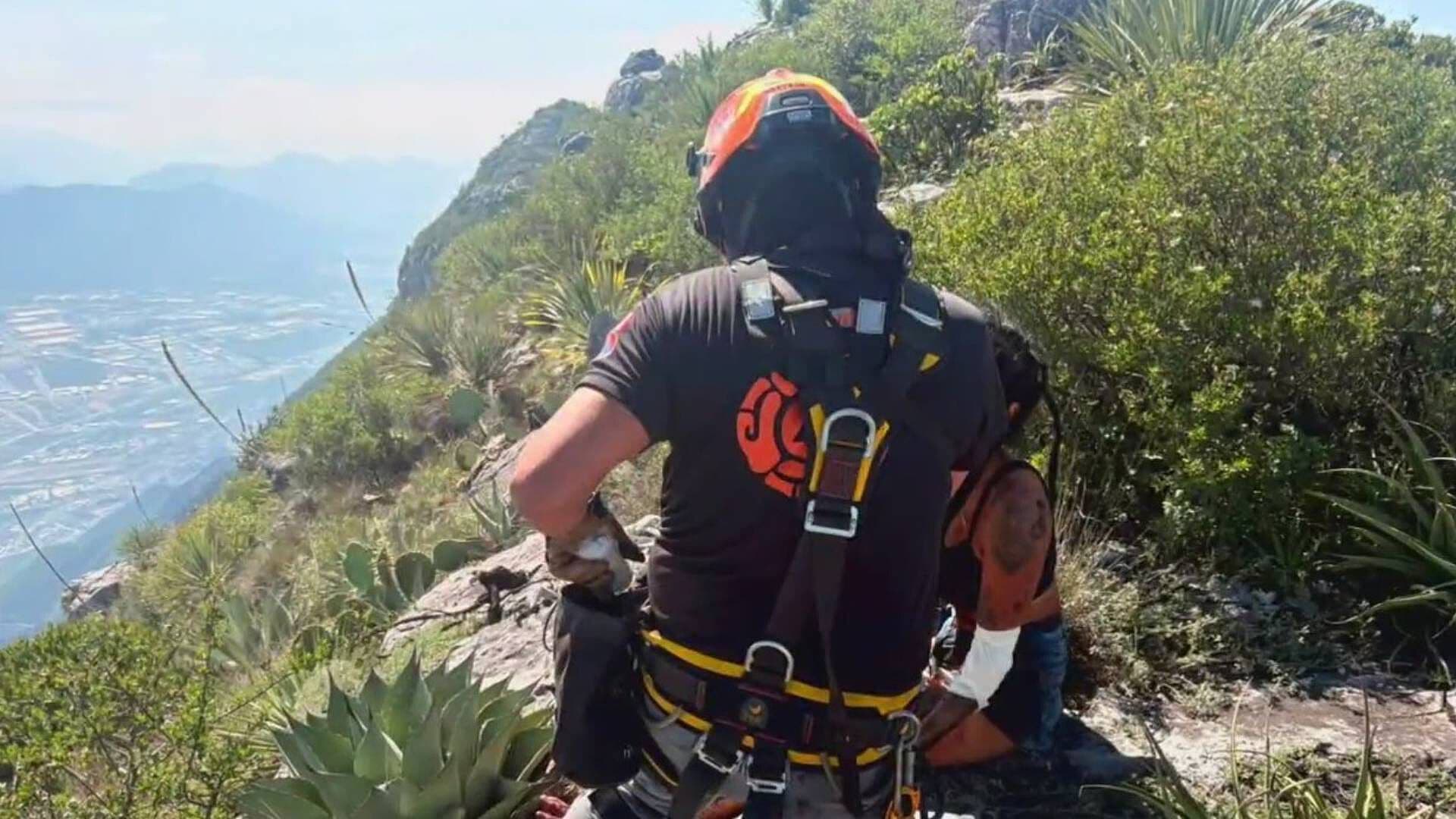Rescatan a Mujer Extraviada en Cerro; La Trasladan al Hospital 21 del IMSS
