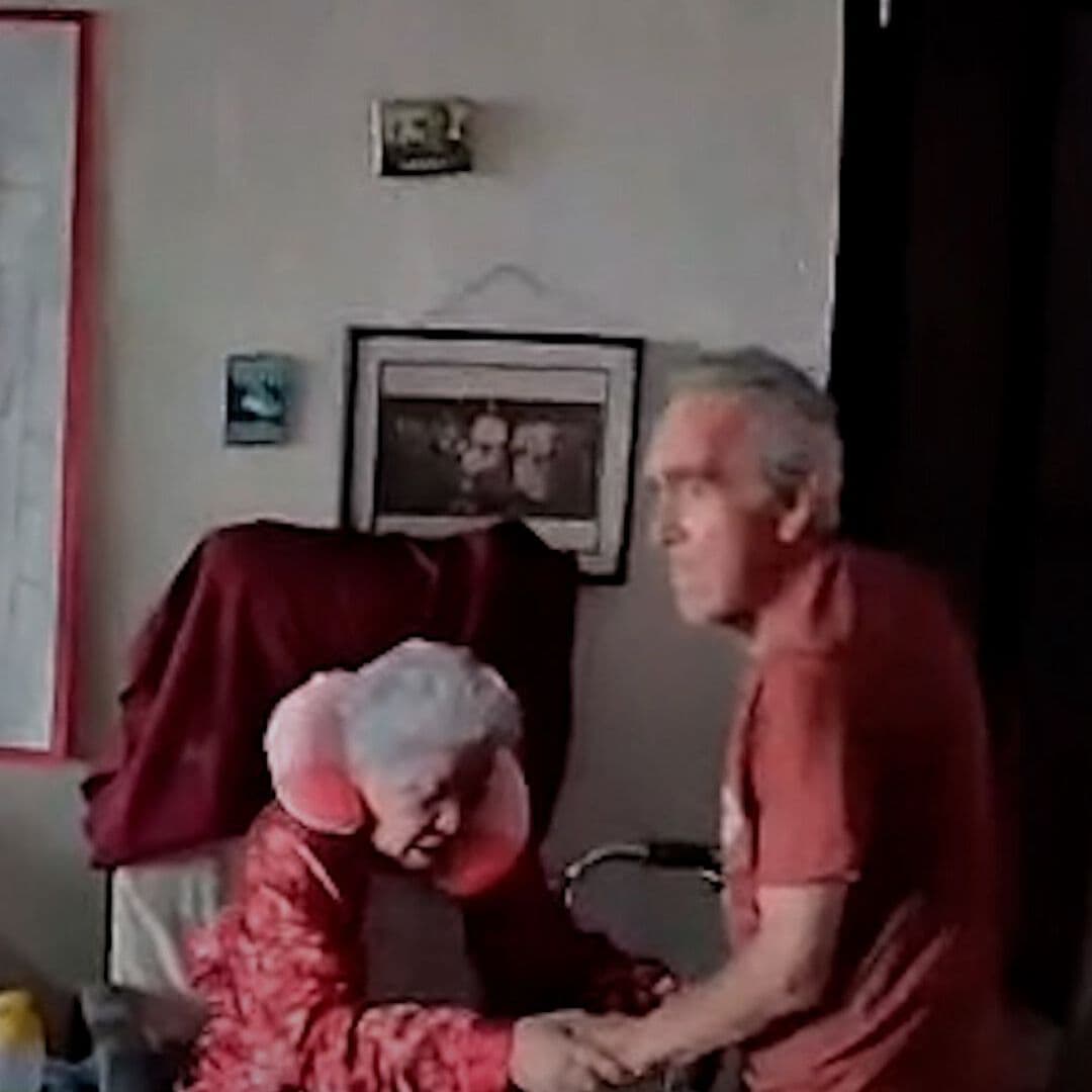 Pareja Mayor Se Abraza Durante Terremoto