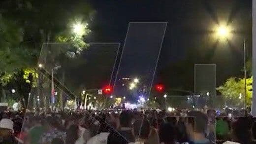 Fanáticos Extranjeros y Locales Disfrutan del Concierto en La Minerva