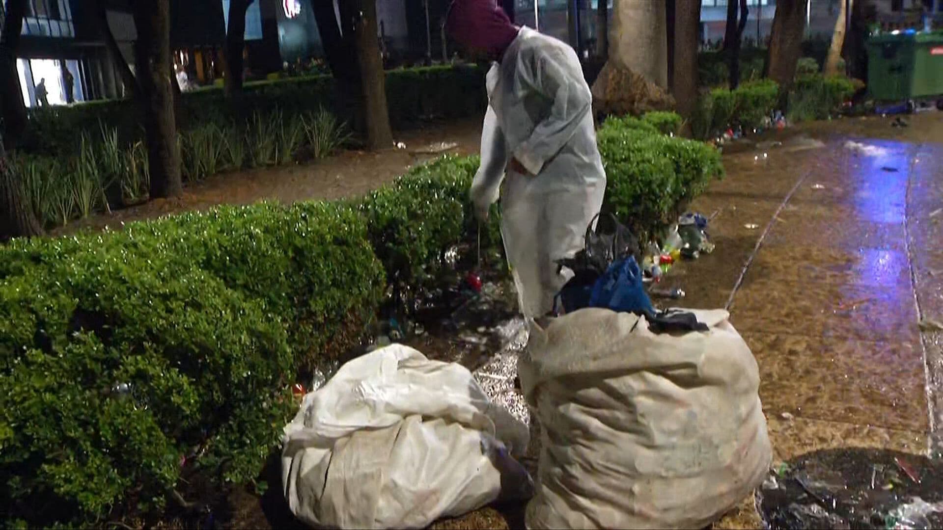 Voluntarios Se Unen a Trabajadores de Limpia para Recoger la Basura Dejada por Aficionados