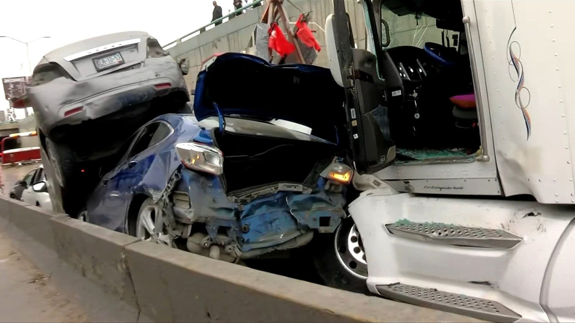 Tráiler Pierde el Control y Embiste a Decenas de Vehículos en Tijuana