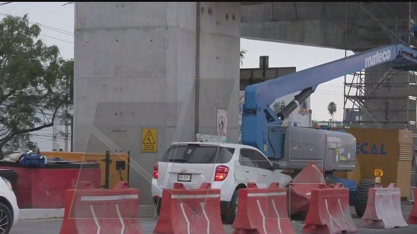 Choca Camioneta con Maquinaria en Obras del Metro en Guadalupe