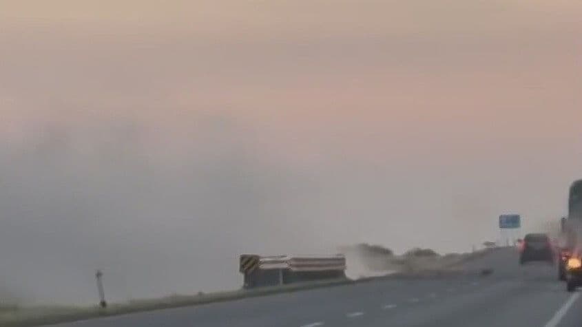 Vuelca Tráiler en Autopista a Laredo en Monterrey
