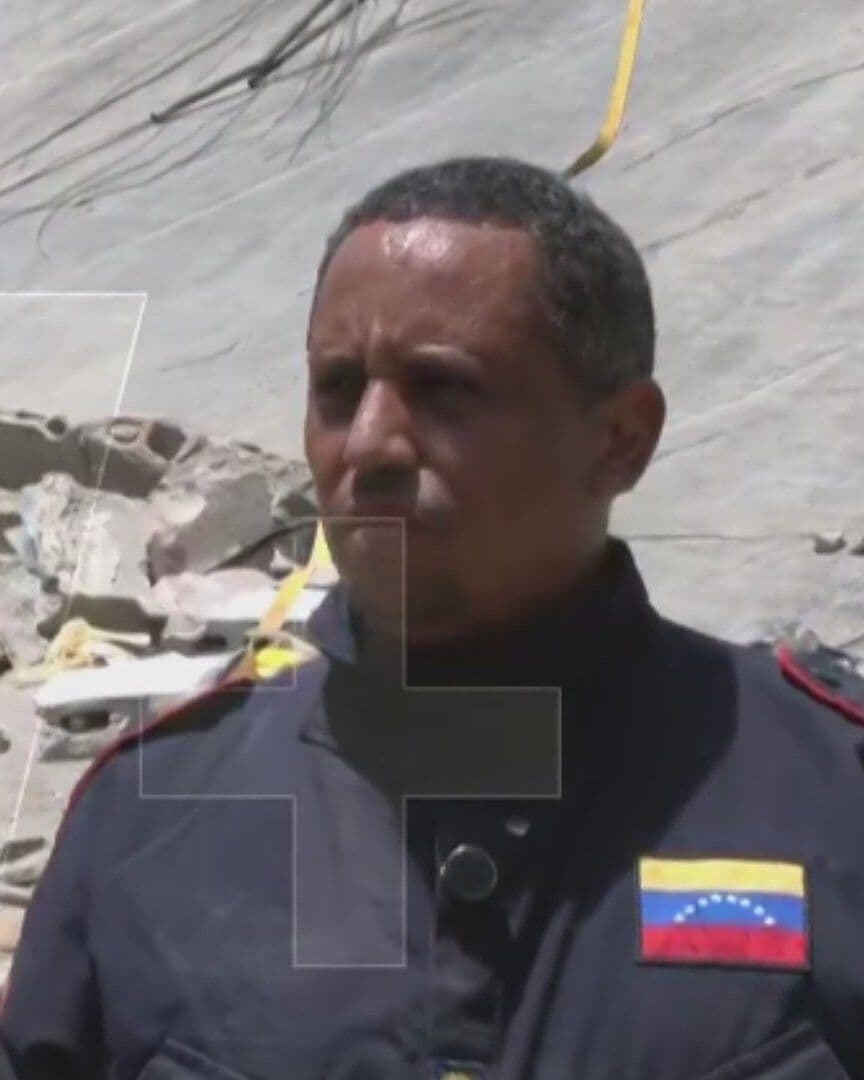 Bombero en Venezuela Rescata a 6 Personas en Medio de Escombros Tras Terremotos