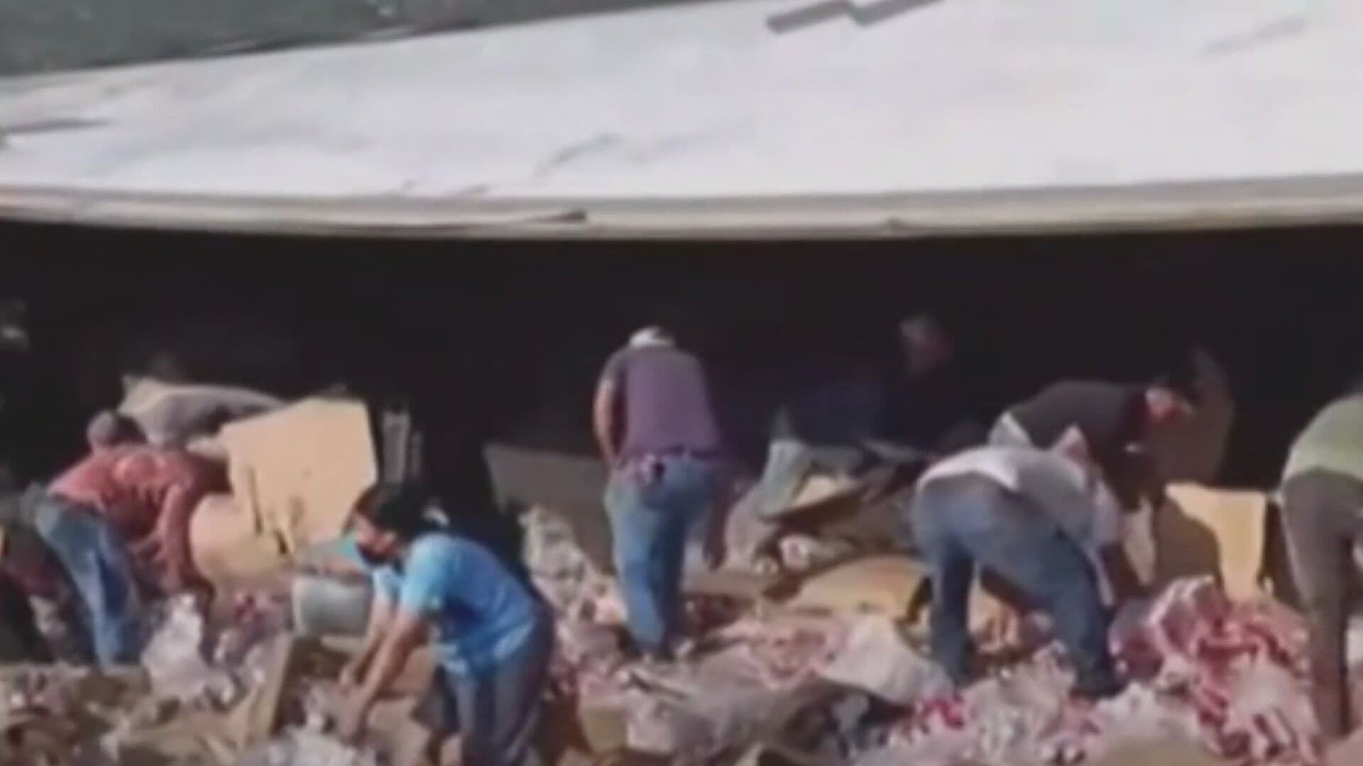 ¡Arrasaron con los Refrescos! Volcadura de Tráiler Desata Rapiña en San Luis Potosí