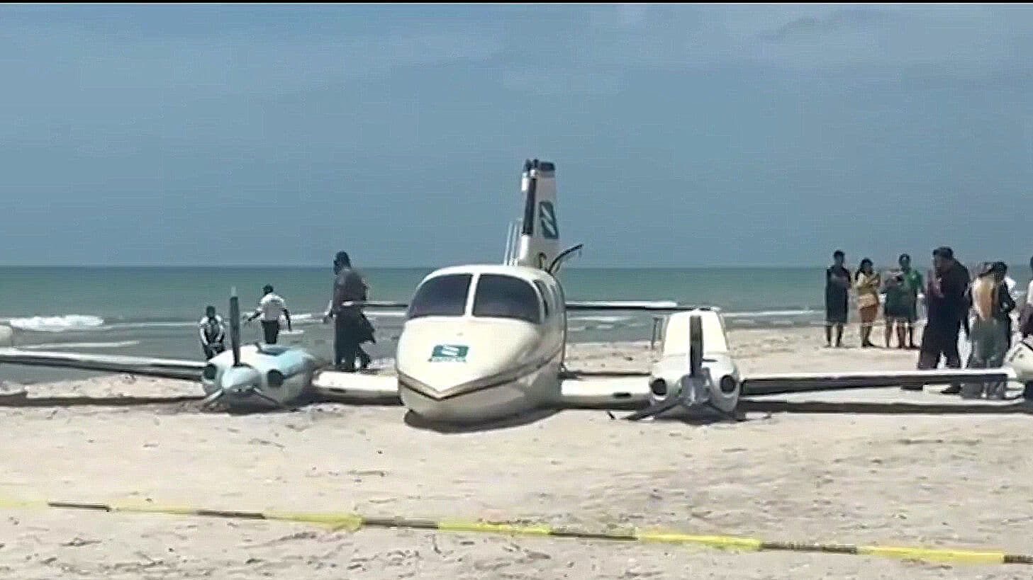 VIDEO: Momento en que Avioneta Aterriza de Emergencia en Playa de Campeche por Falla Mecánica