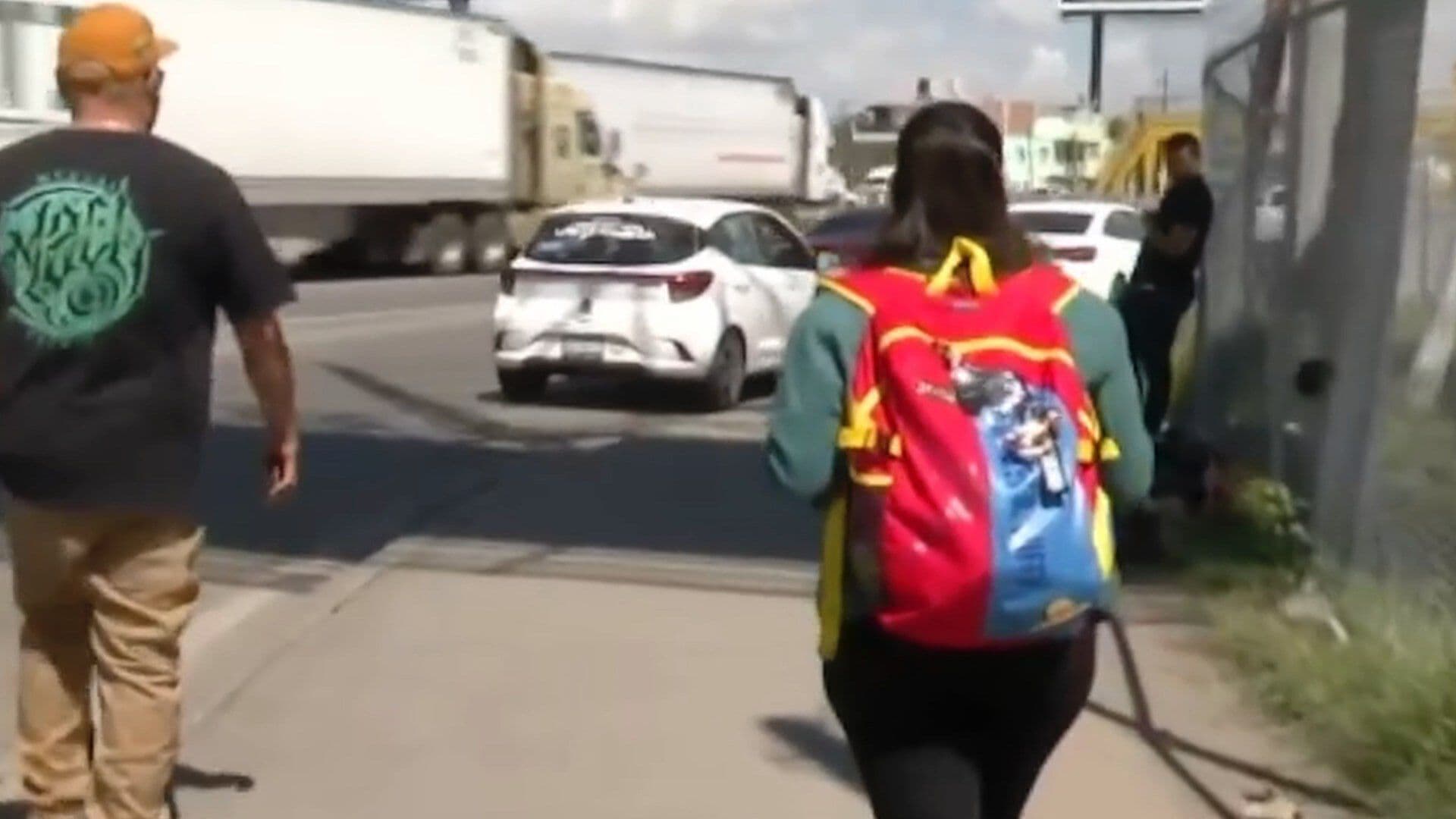 Personas Tienen que Caminar Varios Metros para Tomar un Taxi de Plataforma al Salir del Aeropuerto