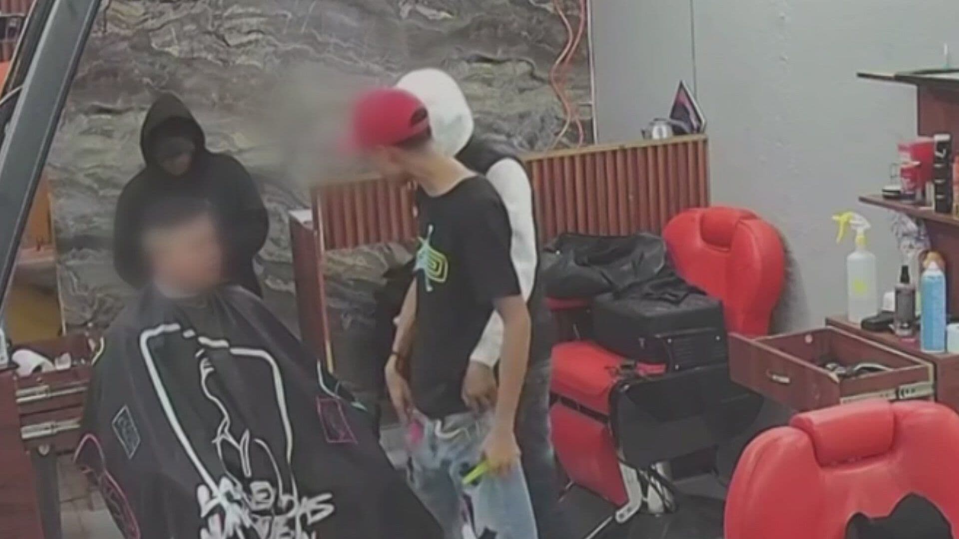 VIDEO: Ladrones Asaltan Barbería en Edomex Frente a un Niño