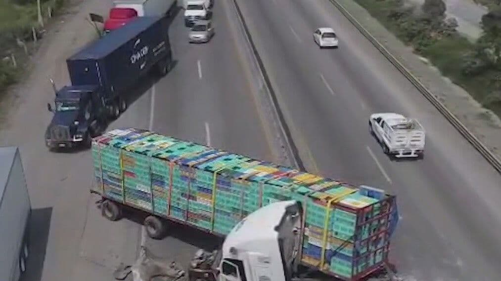 Colapsa Vialidad Choque de Tráiler en García