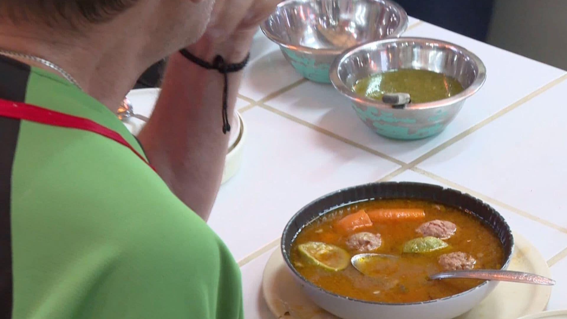 Sonorenses Disfrutan de Un Buen Caldo en Días Calurosos